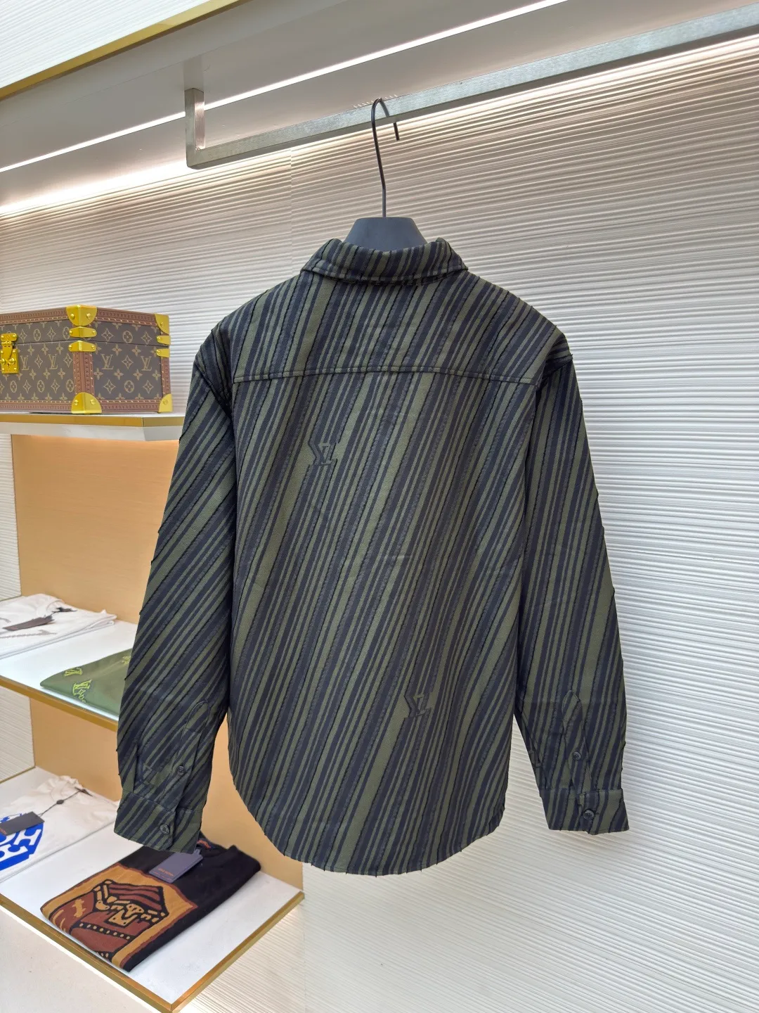 LOUIS VUITTON diagonal cut letter shirt ●Original version: Purchased and developed for 11900 ●Item number: 1680694-B90 ●Fabric: yarn-dyed rayon twill fabric ●Technology: jacquard production ●Version: fitted version ●Weight: about 570 grams ●Size: XS-S-M-L ●Description: The fabric is made of yarn-dyed rayon twill, with 150D polyester warp + wool-like rayon yarn in the weft. The high-speed rapier jacquard machine is used to weave the gray fabric. The Y-plate is purchased and disassembled to test the yarn parameters. The patterns are drawn manually and the positioning letters are matched. The cloth is recycled and decorated, and the finished product is laid out with cutting and frilling techniques. The front pockets are hand-cut with restored flower positioning letters, the front twill is restored with flowers, and the back panel is completely positioned on the Y version. The entire garment uses more than two meters of fabric for a single piece, which is extremely waste! The overall wiring is straight and delicate, the fabric is comfortable and soft, and the color is consistent without color difference. It can be matched with the same style to create a fashionable look and control various occasions. Customized accessories, complete with three standards, same style for men and women!